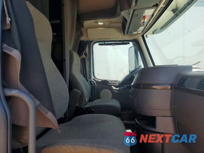 Piąte zdjęcie samochodu w środku: 2016 VOLVO VNL SEMI TRUCK VIN:4V4NC9EH6GN947660 - miniatura