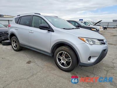 Czwarte zdjęcie samochodu z boku: 2015 TOYOTA RAV4 LE VIN:JTMZFREV9FJ056858 - miniatura