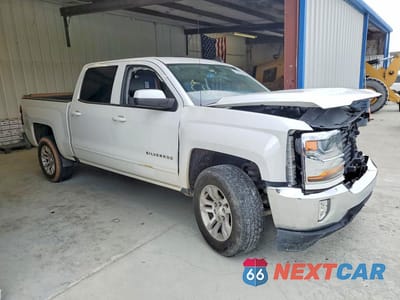 Czwarte zdjęcie samochodu z boku: 2018 CHEVROLET SILVERADO C1500 LT VIN:3GCPCREC8JG231318 - miniatura