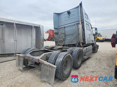 Czwarte zdjęcie samochodu z boku: 2007 VOLVO VNL SEMI TRUCK VIN:4V4NC9GH67N453487 - miniatura