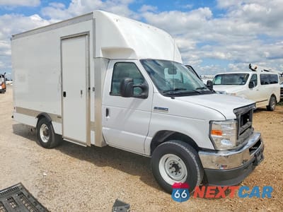 Czwarte zdjęcie samochodu z boku: 2021 FORD E350 DELIVERY TRUCK VIN:1FDWE3FN4MDC28738 - miniatura