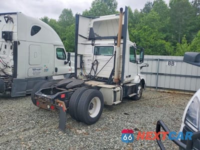 Czwarte zdjęcie samochodu z boku: 2018 VOLVO VNL SEMI TRUCK VIN:4V4N39TG3JN988233 - miniatura