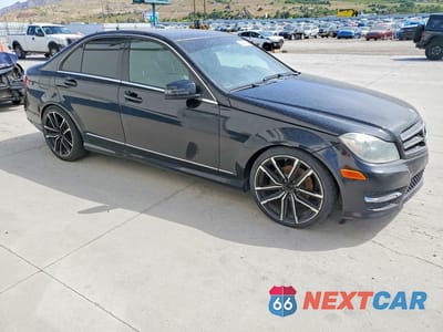 Czwarte zdjęcie samochodu z boku: 2012 MERCEDES-BENZ C 300 4MATIC VIN:WDDGF8BB4CA617576 - miniatura