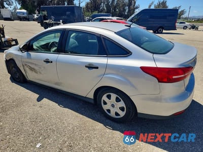 Drugie zdjęcie samochodu z przodu: 2016 FORD FOCUS S VIN:1FADP3E24GL405964 - miniatura