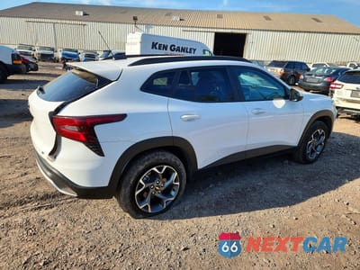 Trzecie zdjęcie samochodu z tyłu: 2025 CHEVROLET TRAX 1LT VIN:KL77LHEP7SC096086 - miniatura