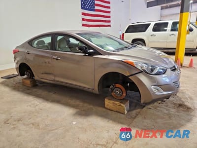 Czwarte zdjęcie samochodu z boku: 2012 HYUNDAI ELANTRA LIMITED VIN:5NPDH4AE9CH114761 - miniatura