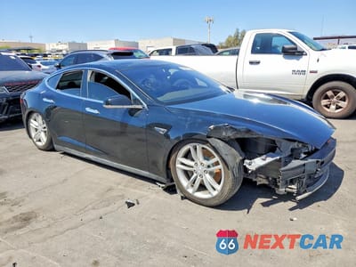 Czwarte zdjęcie samochodu z boku: 2013 TESLA MODEL S VIN:5YJSA1CN4DFP04485 - miniatura