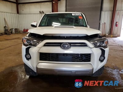 Piąte zdjęcie samochodu w środku: 2023 TOYOTA 4RUNNER TRD OFF-ROAD PREMIUM VIN:JTERU5JR2P6212052 - miniatura