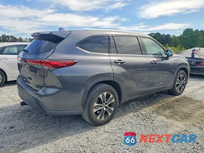 Trzecie zdjęcie samochodu z tyłu: 2021 TOYOTA HIGHLANDER XLE VIN:5TDGZRAH7MS052239 - miniatura
