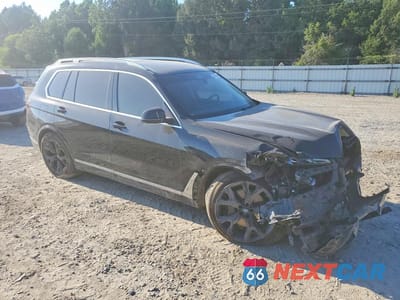 Czwarte zdjęcie samochodu z boku: 2024 BMW X7 XDRIVE40I VIN:5UX23EM09R9V13245 - miniatura
