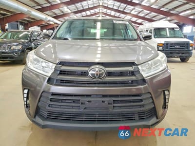 Piąte zdjęcie samochodu w środku: 2019 TOYOTA HIGHLANDER LE VIN:5TDBZRFH1KS916654 - miniatura