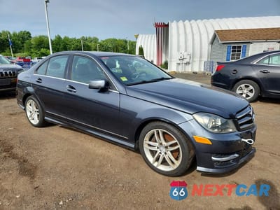Czwarte zdjęcie samochodu z boku: 2014 MERCEDES-BENZ C 300 4MATIC VIN:WDDGF8AB3EG183071 - miniatura