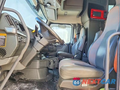 Piąte zdjęcie samochodu w środku: 2021 VOLVO VNL SEMI TRUCK VIN:4V4NC9EH0MN284176 - miniatura