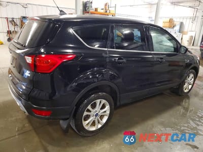 Trzecie zdjęcie samochodu z tyłu: 2019 FORD ESCAPE SE VIN:1FMCU0GDXKUC26998 - miniatura