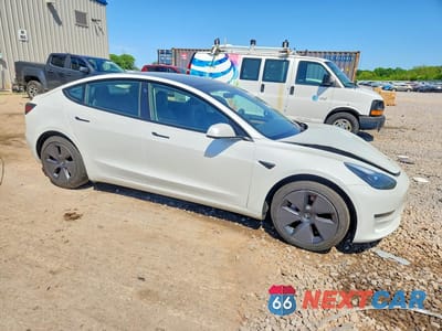 Czwarte zdjęcie samochodu z boku: 2023 TESLA MODEL 3 VIN:5YJ3E1EA9PF501177 - miniatura