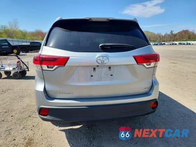 Zdjęcie 6 z 13 samochodu: 2017 TOYOTA HIGHLANDER LE VIN:5TDBZRFH3HS406511 - miniatura