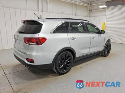 Trzecie zdjęcie samochodu z tyłu: 2020 KIA SORENTO S VIN:5XYPG4A58LG695600 - miniatura