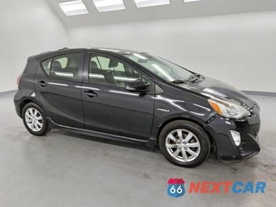 Czwarte zdjęcie samochodu z boku: 2017 TOYOTA PRIUS C FOUR VIN:JTDKDTB30H1592687 - miniatura