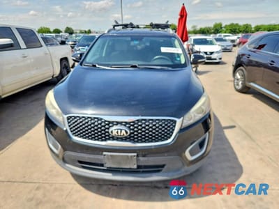 Piąte zdjęcie samochodu w środku: 2017 KIA SORENTO LX V6 VIN:5XYPGDA52HG325945 - miniatura