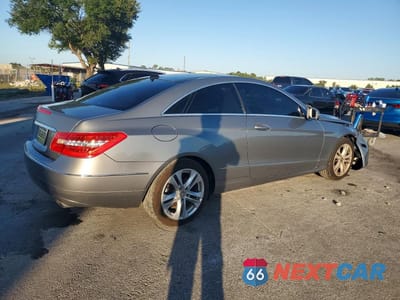 Trzecie zdjęcie samochodu z tyłu: 2010 MERCEDES-BENZ E 350 VIN:WDDKJ5GB2AF051207 - miniatura