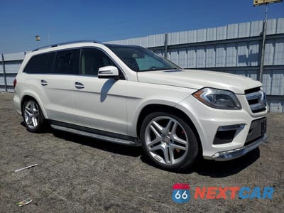 Czwarte zdjęcie samochodu z boku: 2015 MERCEDES-BENZ GL 550 4MATIC VIN:4JGDF7DEXFA544969 - miniatura