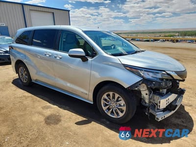 Czwarte zdjęcie samochodu z boku: 2021 TOYOTA SIENNA LE VIN:5TDKRKEC3MS043554 - miniatura