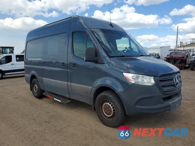 Czwarte zdjęcie samochodu z boku: 2019 MERCEDES BENZ SPRINTER 2500 DELIVERY VAN VIN:WD4PF0CD7KP101743 - miniatura