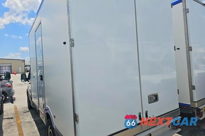 Trzecie zdjęcie samochodu z tyłu: 2022 FORD TRANSIT T-350 VIN:1FDBW5Z82NKA01607 - miniatura