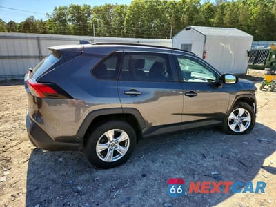 Trzecie zdjęcie samochodu z tyłu: 2021 TOYOTA RAV4 XLE VIN:2T3P1RFV2MC238146 - miniatura
