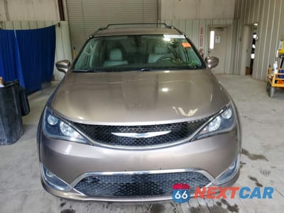 Piąte zdjęcie samochodu w środku: 2017 CHRYSLER PACIFICA TOURING L VIN:2C4RC1BG4HR733698 - miniatura