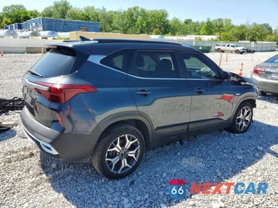 Trzecie zdjęcie samochodu z tyłu: 2022 KIA SELTOS EX VIN:KNDERCAA8N7236995 - miniatura
