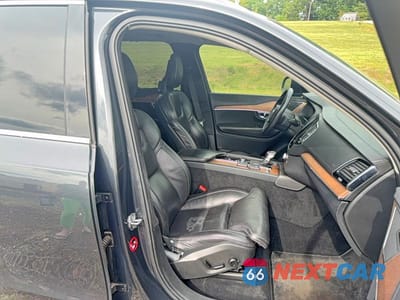 Piąte zdjęcie samochodu w środku: 2016 VOLVO XC90 T6 VIN:YV4A22PL1G1059389 - miniatura