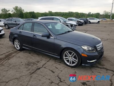 Czwarte zdjęcie samochodu z boku: 2013 MERCEDES-BENZ C 300 4MATIC VIN:WDDGF8AB7DR279479 - miniatura
