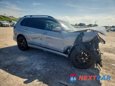 Czwarte zdjęcie samochodu z boku: 2026 BMW X7 XDRIVE40I VIN:5UX23EM02T9328509 - miniatura