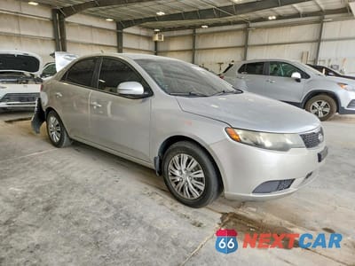 Czwarte zdjęcie samochodu z boku: 2012 KIA FORTE EX VIN:KNAFU4A27C5609998 - miniatura
