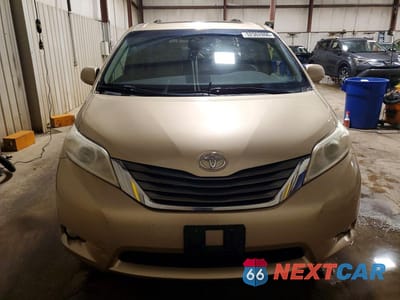 Piąte zdjęcie samochodu w środku: 2011 TOYOTA SIENNA XLE 8-PASSENGER VIN:5TDYK3DC5BS043512 - miniatura