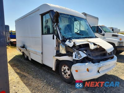 Czwarte zdjęcie samochodu z boku: 2018 ISUZU NPR VIN:JALB4T178J7W00153 - miniatura