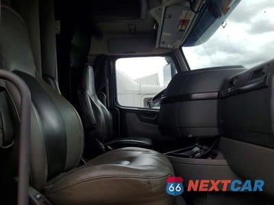 Piąte zdjęcie samochodu w środku: 2022 VOLVO VN VNL VIN:4V4NC9EH0NN288777 - miniatura