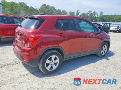 Trzecie zdjęcie samochodu z tyłu: 2021 CHEVROLET TRAX LS VIN:KL7CJKSBXMB339120 - miniatura