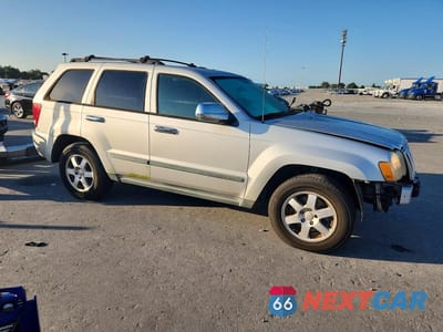 Czwarte zdjęcie samochodu z boku: 2009 JEEP GRAND CHEROKEE LAREDO VIN:1J8GR48K99C521417 - miniatura