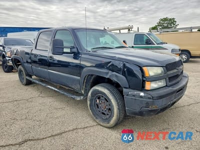Czwarte zdjęcie samochodu z boku: 2004 CHEVROLET SILVERADO K2500 VIN:1GCGK23U94F108008 - miniatura