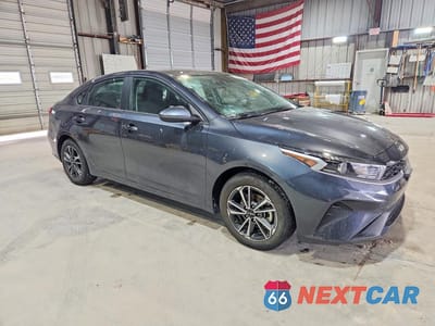 Czwarte zdjęcie samochodu z boku: 2023 KIA FORTE LXS VIN:3KPF24AD4PE601555 - miniatura