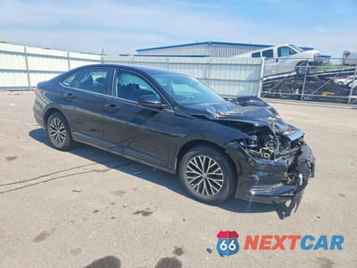 Czwarte zdjęcie samochodu z boku: 2020 VOLKSWAGEN JETTA S VIN:3VWC57BU1LM104731 - miniatura