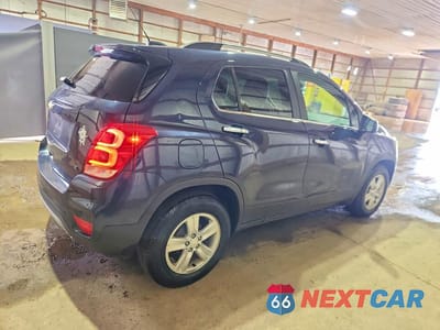 Trzecie zdjęcie samochodu z tyłu: 2019 CHEVROLET TRAX 1LT VIN:3GNCJLSB1KL268496 - miniatura