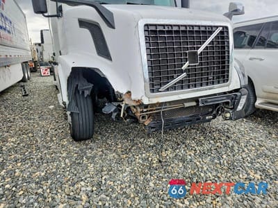 Zdjęcie 9 z 10 samochodu: 2016 VOLVO VNL SEMI TRUCK VIN:4V4NC9EHXGN945152 - miniatura