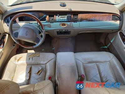 Zdjęcie 8 z 12 samochodu: 2000 LINCOLN TOWN CAR CARTIER VIN:1LNHM83W6YY877221 - miniatura