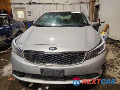 Piąte zdjęcie samochodu w środku: 2018 KIA FORTE LX VIN:3KPFK4A77JE209641 - miniatura