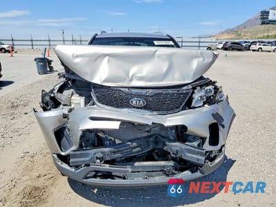 Piąte zdjęcie samochodu w środku: 2015 KIA SORENTO LX VIN:5XYKTDA70FG659900 - miniatura