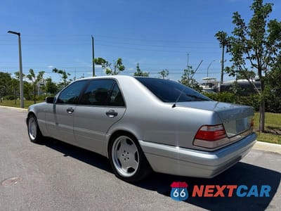 Trzecie zdjęcie samochodu z tyłu: 1999 MERCEDES-BENZ S 500 VIN:WDBGA51GXXA426429 - miniatura