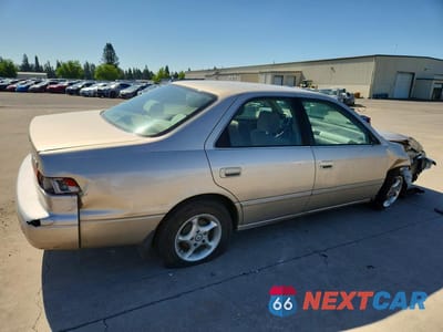 Trzecie zdjęcie samochodu z tyłu: 1999 TOYOTA CAMRY LE VIN:JT2BG22K3X0360400 - miniatura